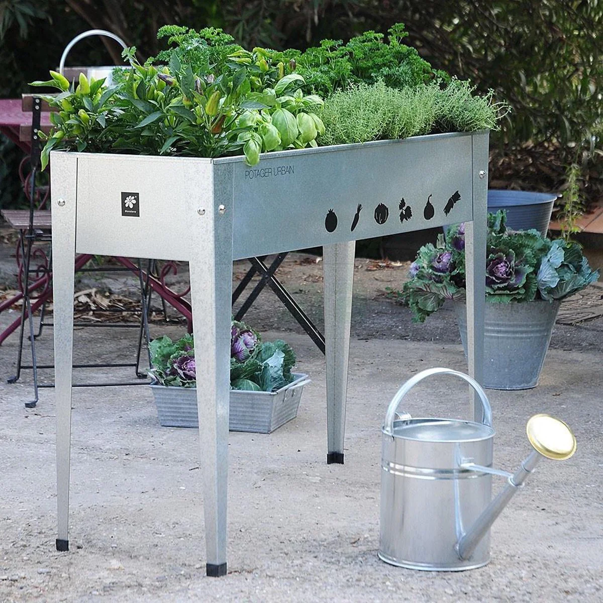 Metalen kweekbak op poten Metalen kweekbak op poten